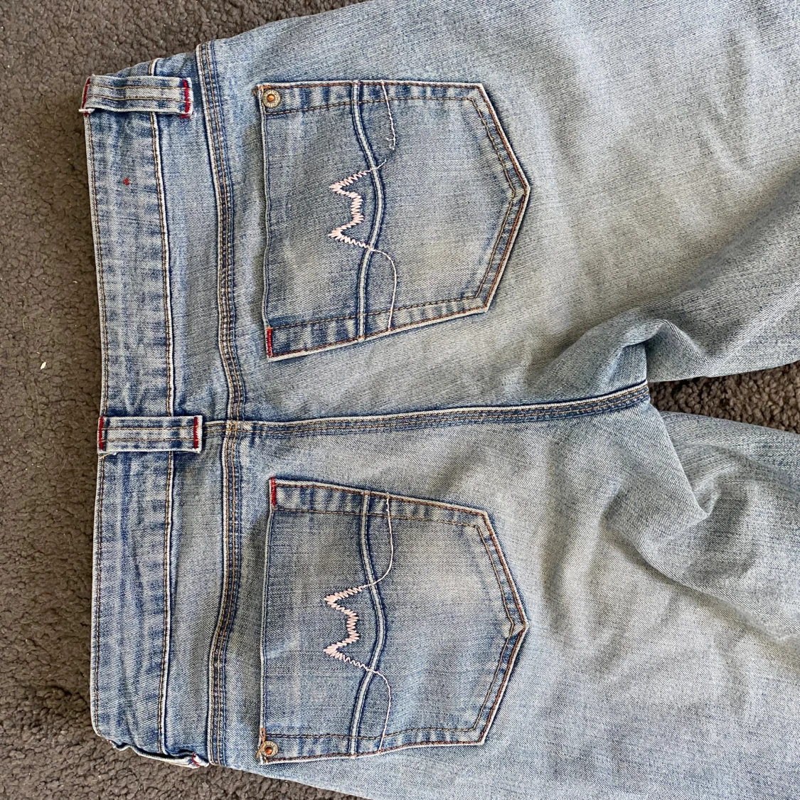 Ljusblå bootcut jeans med broderade fickor - 1