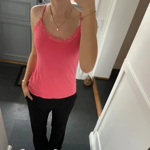 Rosa spetslinne - Rosa linne med spets från P.J.Salvage i storlek 36. Passar S och M. Använd gärna köp nu!