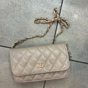 Beige axelväska  - Snygga beiga väskan 