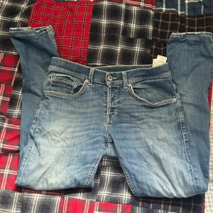 Dondup skinny fit jeans ljusblå - Säljer ett par snygga ljusblå skinny fit jeans från Dondup, modell George. Jeansen har klassisk femficksdesign, diskreta slitningar och är tillverkade i bomullsdenim. Perfekta för dig som gillar en smal passform och italiensk design.