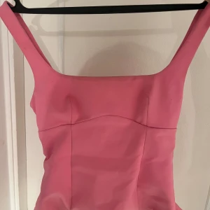 Rosa topp med roset - Super populära tröjan från Zara.använd ett fåtal gånger .