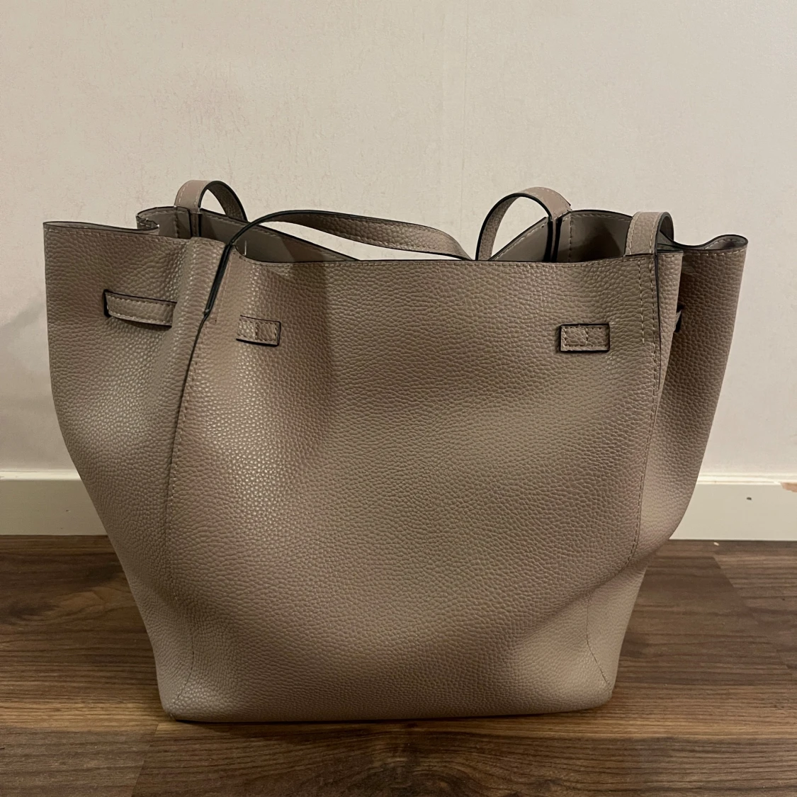 Beige axelväska från H&M i syntet - 1