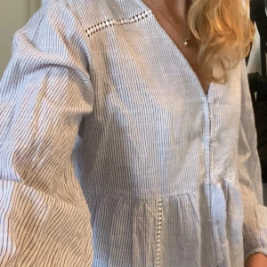 Randig blus från ONLY med v-ringning - Suupergullig blus som jag aldrig använt, dock har jag sytt in den lite på sidorna då den var väldigt bred. Lappen sitter kvar, så nyskick!(förutom omsömnaden då såklart). Skulle inte säga att det märks direkt stor skillnad på toppen, mer att onödigt överflödigt tyg är borta!🤩