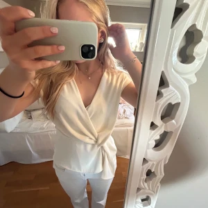 Slutsåld blus från Zara - Jättefint skick! Storlek s💕💕💕