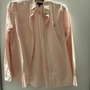 Gant skjorta - Rosa Gant skjorta i storlek 170cm/15år. ✨hör av er vid intresse eller frågor✨