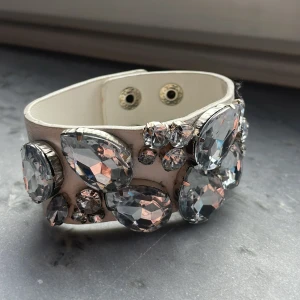 Läderarmband - Läderarmband med stenar, slitet skick säljer därför billigt💕