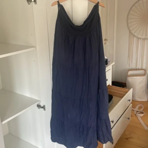 Mörkblå långkjol - Snygg mörkblå långkjol. Långkjolen har ett mjukt fall och är perfekt för varma dagar. köpt i portugal 