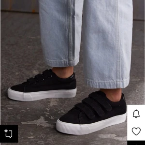 Svarta sneakers i manchester med kardborre - Svarta sneakers från Even&Odd med cool manchesterstruktur och tre breda kardborreband. Skorna har vit platt sula och en blank detalj på hälen. Perfekt för dig som gillar en stilren men ändå trendig look. 