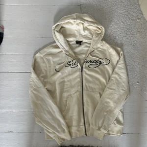 Ed Hardy zip hoodie  - Det är en helt sprillans ny ed Hardy tröjan ångrar köpet köpte den kaneke 1 år sen och kunde ej lämna tillbaka köpte för runt 800-900kr pris kan diskuteras och man märker inte något typ an användning 