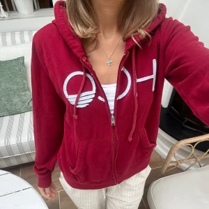 Hollister zip  - En zip från Hollister i storlek S. Tröjan bedöms vara i mycket fint skick. Jag skickar ditt köp inom 24h. Se liknande zip i min profil! 
