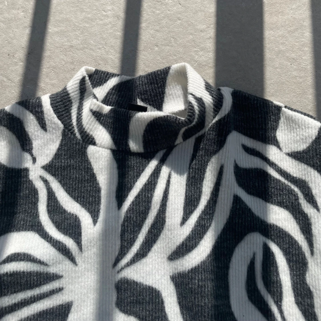 Svartvit mönstrad polotröja - 2