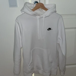 Nike hoodie - Vit nike hoodie jag säljer den för att den är för stor för mig men annars jävligt bra skick förutom att de lite smutsigt på ryggen annars inget fel på den