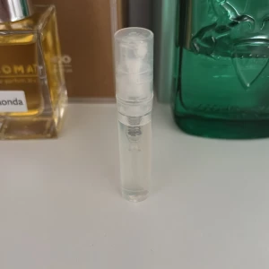 Vulkan feu  - Liten och smidig parfymprovflaska i transparent plast med sprayfunktion. Perfekt att ha med sig i väskan för att fräscha upp doften under dagen. Enkel och stilren design.