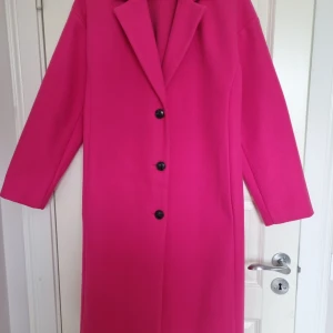 Kappa - Jättesnygg lite oversized ceriserosa kappa från veromoda. Väldigt snygg att bryta av med till tex helsvart klädsel. Bara använd några gånger så den är I väldigt fint skick.