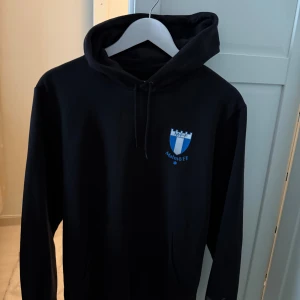 Svart MFF hoodie - Använd typ 2 ggr. Ganska stor i storleken.