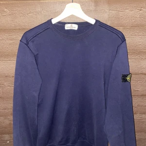 Mörkblå sweatshirt Stone Island - Mörkblå sweatshirt från Stone Island Junior med den ikoniska patchen på vänsterarm. Storlek: 14y/170/S, passar ca 167-177. Nypris 1999kr. Sparsamt använd utan fläckar elr skador. Går att pruta. Hör gärna av dig vid några frågor elr liknande🙌