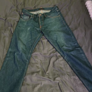 Blå jeans från Nudie Jeans, 32/32 - Snygga blå jeans från Nudie Jeans. Lättare slitningar samt slitning vid höger ficka.  Fler bilder fås vid intresse 