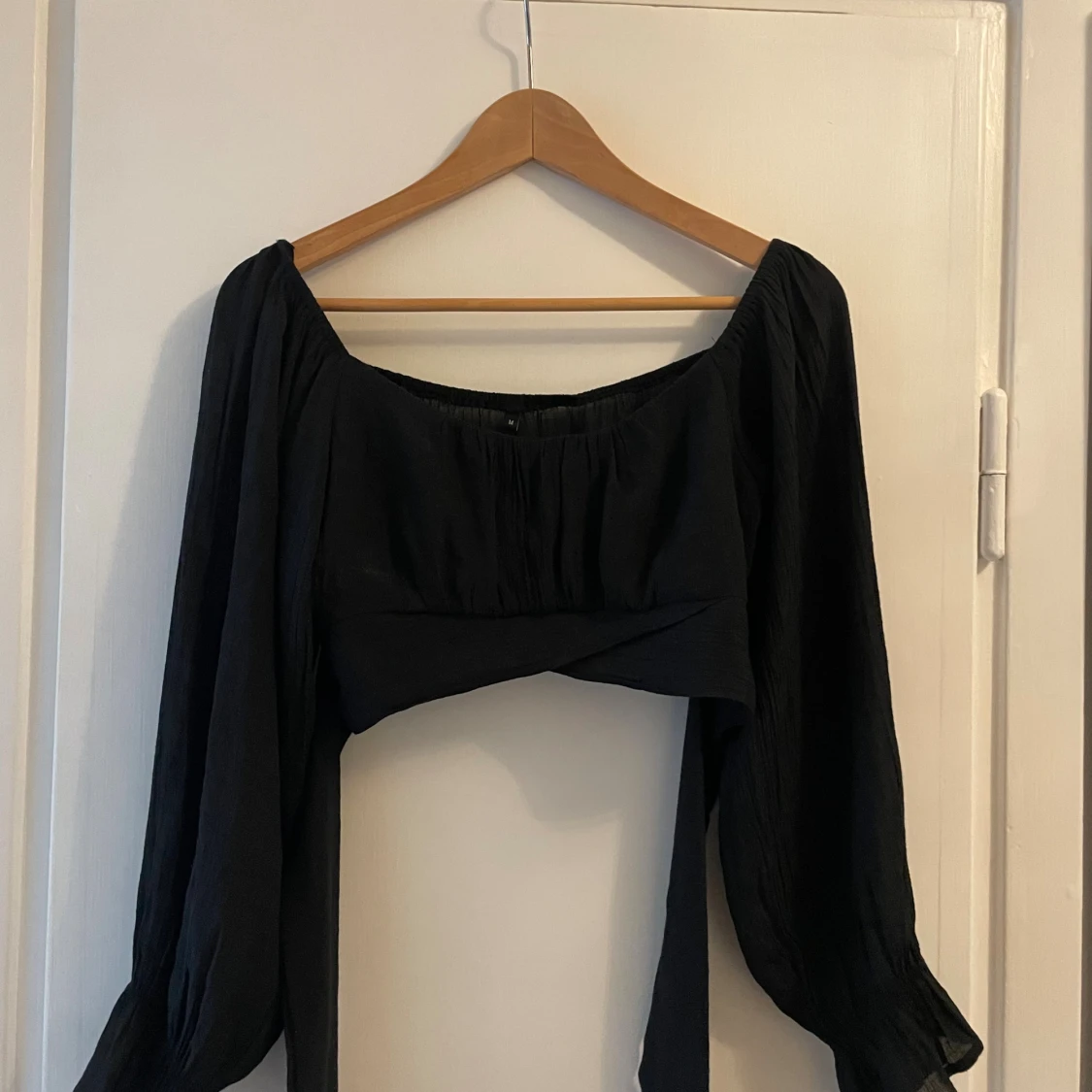 Svart croppad blus med knyt