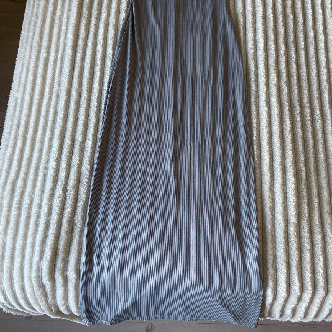 Grå långklänning med smala ränder - 1