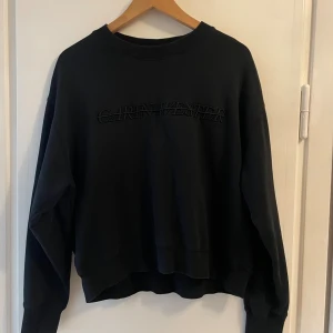 Svart/mörkblå sweatshirt från Carin Wester - Svart/mörk mörk blå sweatshirt från Carin Wester med broderad logga framtill. Tröjan har en loose passform, rund halsringning och långa ärmar. Storlek S men passar mig som är en storlek M!