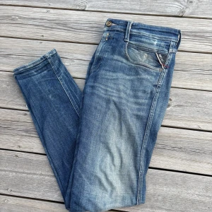 Replay jeans - Säljer mina snygga Replay Anbass jeans, alltså den mest populära modellen. Dem är i bra skick skulle säga 7,5/10, men finns tecken på användning (syns på bilderna). Storlek 31W 34L
