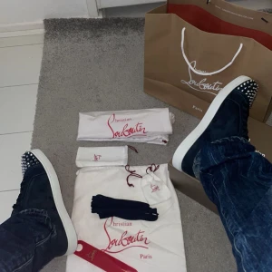 Eftertraktade Loubs - Hjälper min kille sälja sina skor, kom gärna med prisförslag, kommer med dustbag extra spikar extra snören osv. (De helt nya)