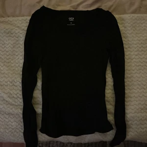 Svart långärmad tröja från 157 - En basic svart långärmad tröja från 157 i storlek XS. 💗