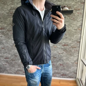 J.lindeberg Skidjacka - Mycket fint skick, ytterst lite missfärgad vid nacken men annars felfri!. Storlek S passar dig som är mellan 178-188cm. Nypris ca 4000kr. Modellen är 185 cm, 79 kg. Passar bra nu till höst/vinter. Skriv för mer information!🤝