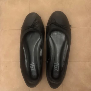 Ballerina sko - En svart skön och fin ballerina sko! Säljer då den är för liten för mig. Fin att ha till allt. Passar till jeans men även kjolar och shorts. Mycket bra skick men ett litet märke där fram men om man vill är det lätt att måla över med penna eller nagellack! 