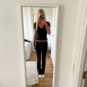 Svarta LTB jeans valarie - Säljer dessa superfina LTB jeans i modell valarie🙌🏻 Storlek 27/36 och i bra skick! Skriv vid funderingar 🌟