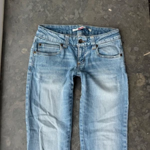 Lågmidjade jeans only  - Säljer dessa skitsnygga jeans jag köpte här på Plick men tyvärr va dom lite korta. Jag är 163 ungefär. Första bilden är lånad! Andra bilden är min egna!