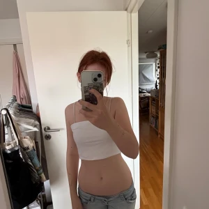 2-pack bandeau tubtoppar vit & svart - Säljer två bandeau tubtoppar i basic stil, en i vitt och en i svart. Båda är croppade och ärmlösa, perfekta till sommaren och för att styla med jeans eller kjol. Mjukt material som sitter skönt mot kroppen.💖