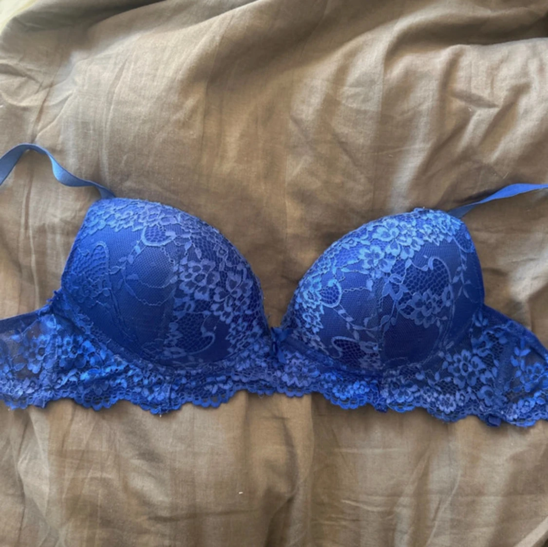 Blå spetsig bh-topp med blommönster