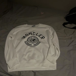 Monclear tröja  - Säljer denna feta Monclear tröjan väldigt snygg och passar till de mesta pris går att diskuteras hör gärna av er 