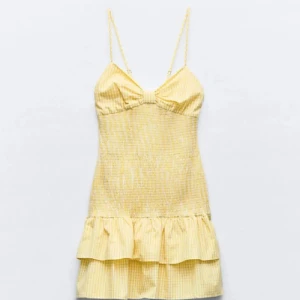 Gul klänning  - Super söt gul klänning💕🥹aldrig använd 💕den ser jätte gul ut på bilden, är inte så gul i verkligheten 