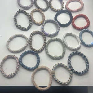Färgglada flätade armband i olika färger - Säljer ett gäng med kknekki i alla möjliga färger. Priset jag säljer för är 25 kr/st men om man vill ha flera går det att vi kommer överens om ett pris. 😊