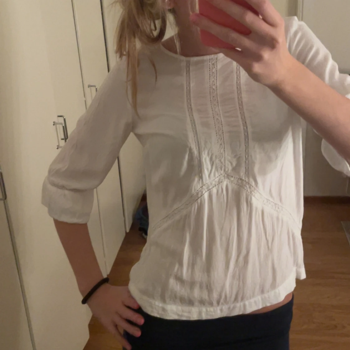 Vit blus med spetsdetaljer