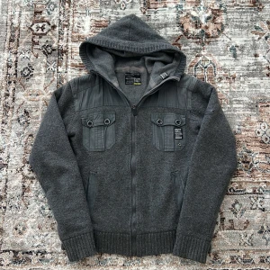 Stickad cardigan  - Skit snygg stickad cardigan. 10/10 skick, inga defekter. Bra nu till hösten. Använd kanske 1-2 gånger. För bilder eller annat är det bara att skriva 😁