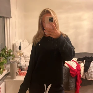 Svart sweatshirt från Polo Ralph Lauren - Svart sweatshirt från Polo Ralph Lauren med klassisk liten broderad logga på bröstet. Tröjan har rund halsringning och långa ärmar, perfekt för en chill och stilren look. Mjuk insida och relaxed passform.