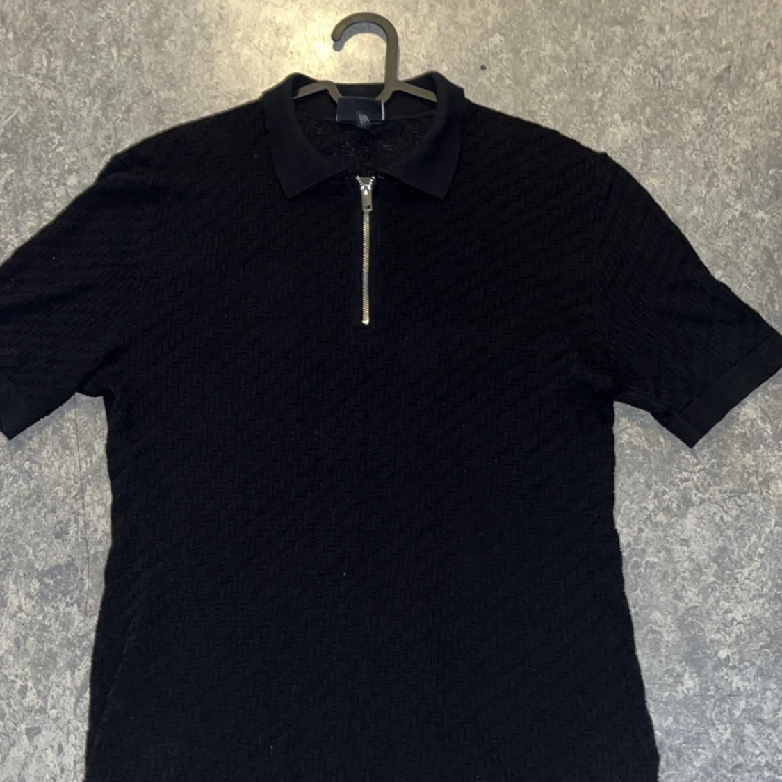 Svart pikétröja med dragkedja