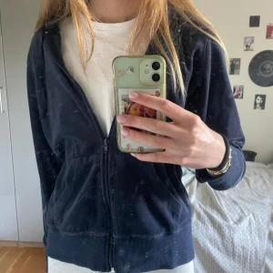 Mörkblå hoodie med dragkedja - Mörkblå tunn huvtröja i sammetsmatrial