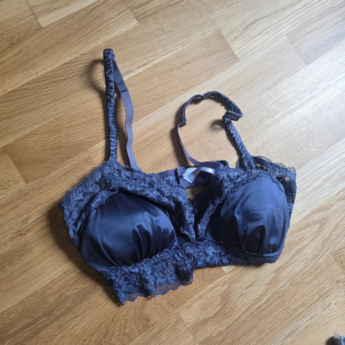 Mörkgrå spetsig korsett-topp