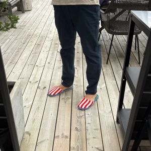 Mörkblå chinos från J.Lindeberg - Snygga mörkblå chinos från J.Lindeberg i klassisk rak passform. Byxorna har diskreta fickor och är tillverkade i ett mjukt bomullsmaterial som känns skönt mot huden. Perfekt för dig som gillar stilrena och bekväma byxor med lite dressad vibe.