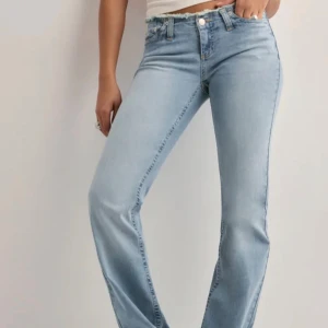 Ljusblå bootcut jeans - Säljer dessa snygga  ljusblå jeans med bootcut passform från Nelly då dom inte kommit till användning. Dom är lite klippta neretill men passar mig bra som är 165cm. Bara att skriva frågor vid intresse! 