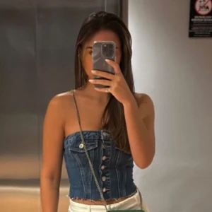 Jeans tubtopp med knappar - Snygg jeans tubtopp med knappar! Helt i nyskick och knappt använd!