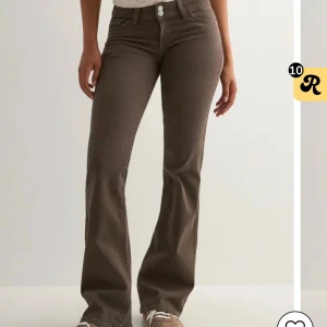 Nelly jeans - Säljer dessa superfina Nelly jeans, helt nya och endast använda 2 gånger💕(nypris 699kr)💕de är uppsprättade och passar mig som är 173cm lång💕💕