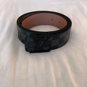 Bälte med svarta detaljer - Snyggt bälte med mönster i storlek 105, hålgörare ingår så passar även mindre. Nytt och oanvänt skick, fraktar inom 24h✅