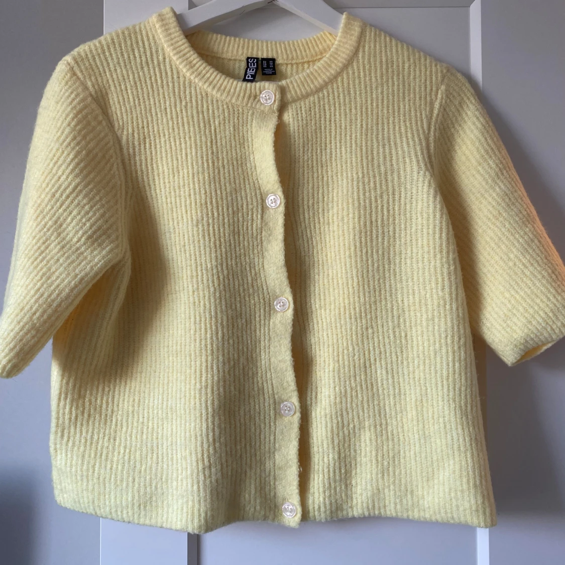 Gul ribbad kofta från Pieces XS