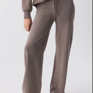 slim low waist sweatpants från Gina tricot  - Från Gina tricot , använd fåtal gånger. Mycket bra skick , mysig nu till hösten 