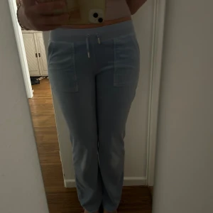 Ljusblå mjukisbyxor Juicy Couture S -  ljusblå mjukisbyxor från Juicy Couture! Inga defekter, knappt använt dom! Skriv vid frågor 